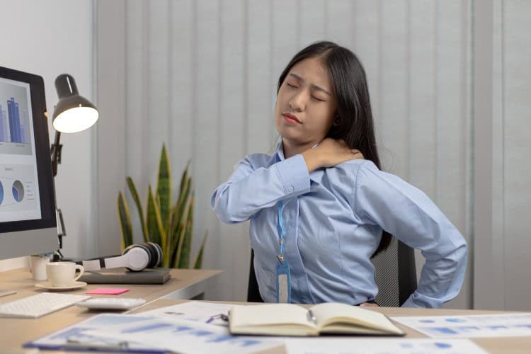 Early signs of shoulder and back pain at desk - One Body LDN Early signs of shoulder and back pain at desk