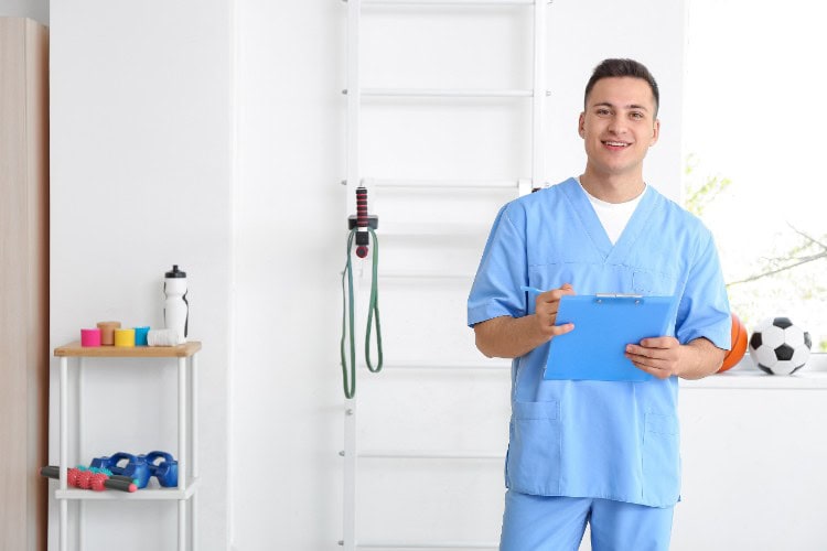 Smiling physiotherapist ready to book physio session in London - One Body LDN Smiling physiotherapist ready to book physio session in London