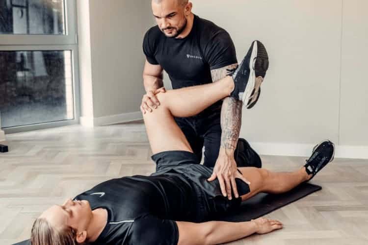 What a physiotherapist does for knee pain