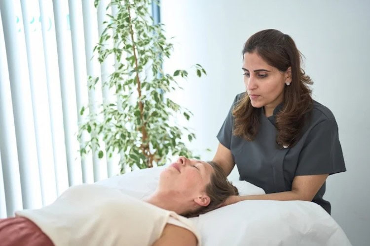 Rakhee Osteopathy specialist providing neck therapy to female patient