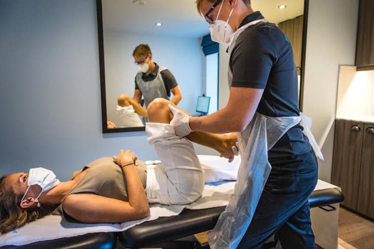 Bodyset Physiotherapy treating female patient with knee pain