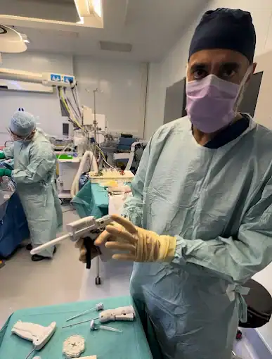 Professor Tony Kochhar preparing for shoulder surgery - One Body LDN Professor Tony Kochhar preparing for shoulder surgery